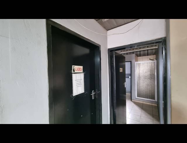 744M² WAREHOUSE TO LET IN JET PARK